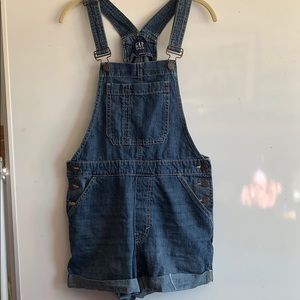 Super cute Gap size small overall shorts denim